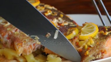 Ananas ve limon bir plaka üzerinde dilim somon üzerinde pişmiş bir