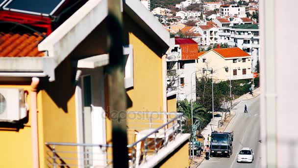 Νέα σπίτια στην Μπούντβα, Μαυροβούνιο. Νέα πόλη. Ακίνητη περιουσία στην την Εμφάνι — Αρχείο Βίντεο