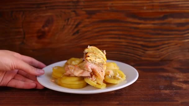 Ψημένο σολομό με ανανά και φέτες λεμονιού σε ένα πιάτο σε ένα — Αρχείο Βίντεο