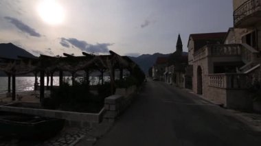 Eski şehir, Perast Kotor Koyu'ndaki, Karadağ kıyısında. İnci