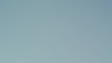 Gökyüzünde bir uçak