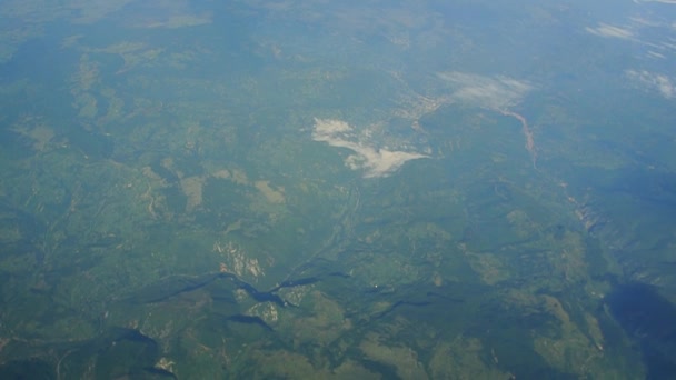Vista de la montaña desde el avión — Vídeos de Stock