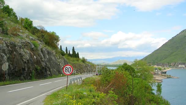 Sinal de estrada "limite de velocidade de 80 km ." — Vídeo de Stock