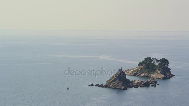 Rocas en el mar en Montenegro. Costa rocosa. Playa salvaje. Dangero — Vídeos de Stock