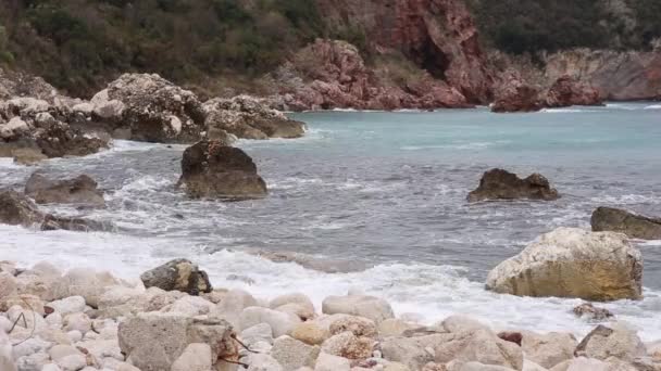 A praia "Crvena Glavica" em Montenegro — Vídeo de Stock