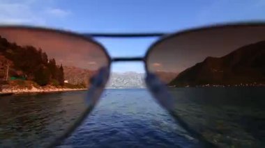 Kotor Koyu'nun gözlük takıyor