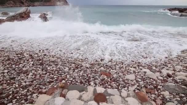 A praia "Crvena Glavica" em Montenegro — Vídeo de Stock