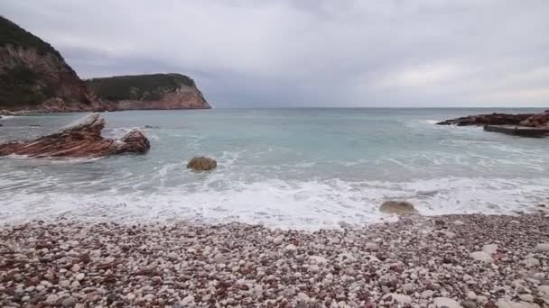 A strand "Crvena Glavica" Montenegróban — Stock videók