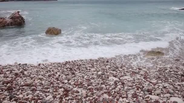 A praia "Crvena Glavica" em Montenegro — Vídeo de Stock