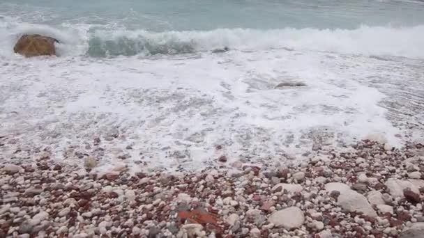 La playa "Crvena Glavica" en Montenegro — Vídeo de stock
