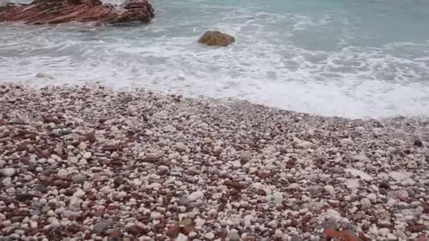 A praia "Crvena Glavica" em Montenegro — Vídeo de Stock