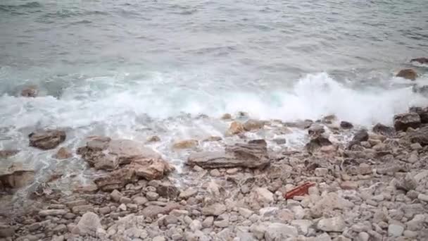 A praia "Crvena Glavica" em Montenegro — Vídeo de Stock
