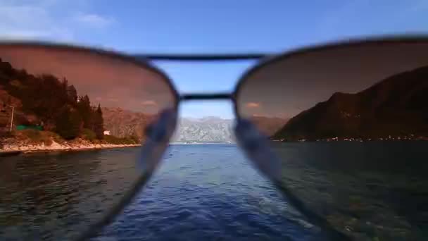 Baai van Kotor, draagt bril — Stockvideo