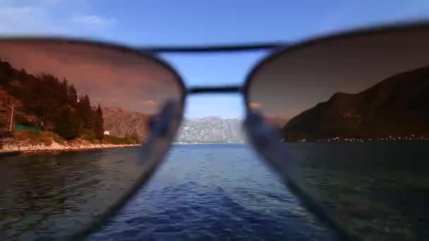 Bay of Kotor, nosí brýle — Stock video