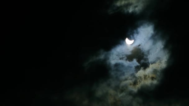 L'eclissi del sole nel cielo. L'eclissi attraverso la nuvola — Video Stock