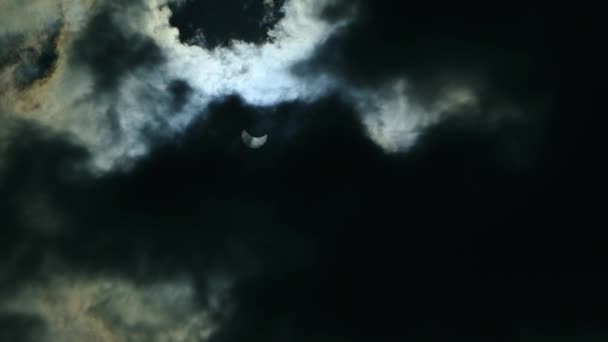El eclipse del sol en el cielo. El eclipse entre la nube — Vídeos de Stock