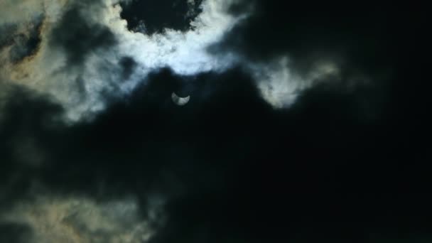 El eclipse del sol en el cielo. El eclipse entre la nube — Vídeo de stock