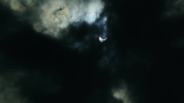 El eclipse del sol en el cielo. El eclipse entre la nube — Vídeo de stock