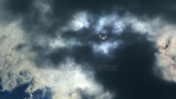 L'éclipse du soleil dans le ciel. L'éclipse à travers le nuage 
