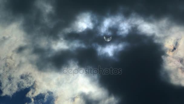 O eclipse do sol no céu. O eclipse através da nuvem — Vídeo de Stock