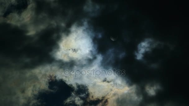 El eclipse del sol en el cielo. El eclipse entre la nube — Vídeos de Stock