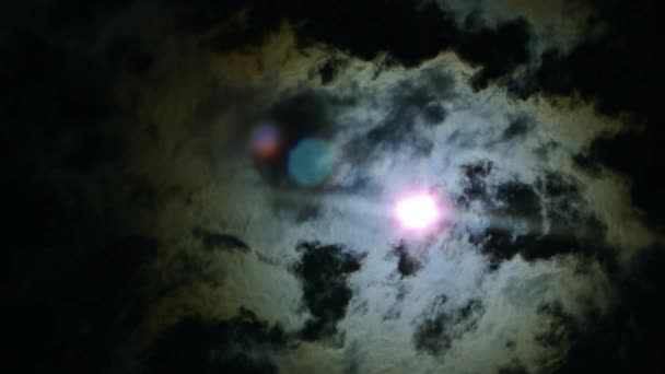 El eclipse del sol en el cielo. El eclipse entre la nube — Vídeo de stock