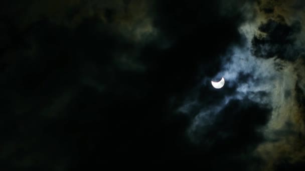 L'éclipse du soleil dans le ciel. L'éclipse à travers le nuage — Video