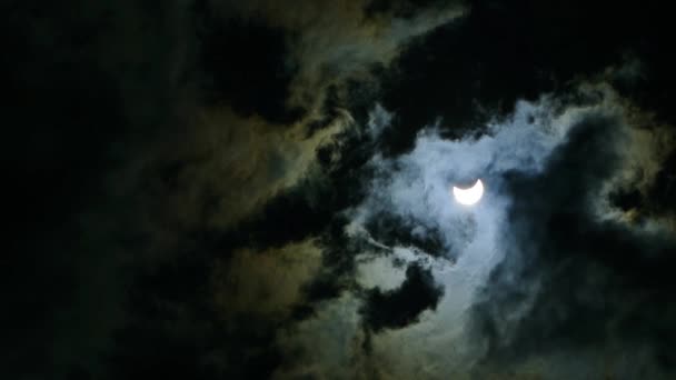 O eclipse do sol no céu. O eclipse através da nuvem — Vídeo de Stock