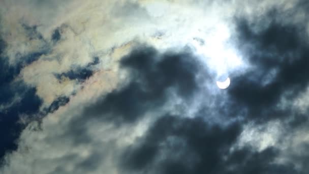 Solförmörkelsen i himlen. Eclipse via molnet — Stockvideo
