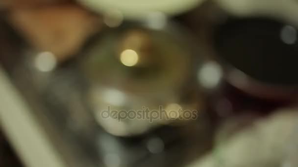 Soupe dans une casserole sur la cuisinière. Cuisson des aliments 