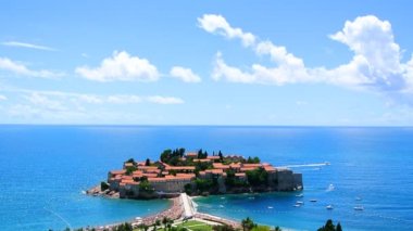 Ada, Sveti Stefan, öğleden sonra adanın yakın çekim.