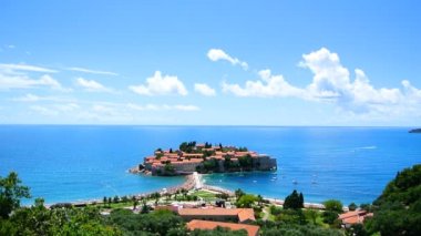 Ada, Sveti Stefan, öğleden sonra adanın yakın çekim.
