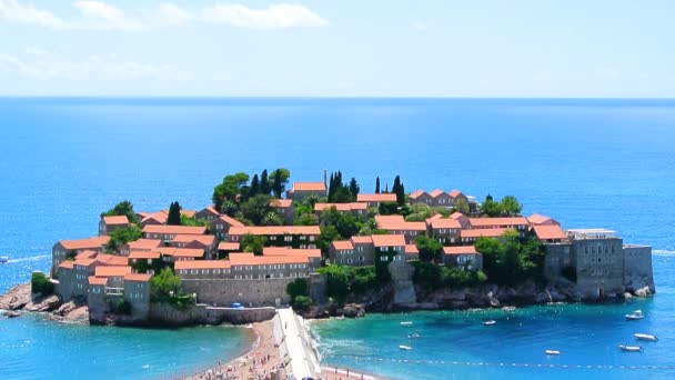 Isla de Sveti Stefan, primer plano de la isla por la tarde . — Vídeos de Stock