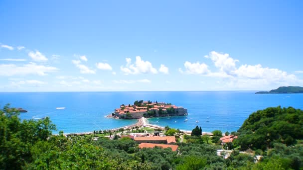 Isola di Sveti Stefan, primo piano dell'isola nel pomeriggio . — Video Stock