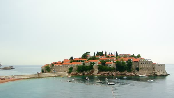 Νησί του Sveti Stefan του εδάφους, γκρο πλαν του νησιού το απόγευμα. — Αρχείο Βίντεο