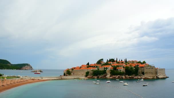 Eiland van Sveti Stefan, Montenegro, close-up van het eiland in de middag. — Stockvideo