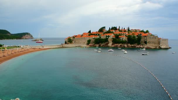 Island of Sveti Stefan, close-up of the island in the afternoon. — Stock Video