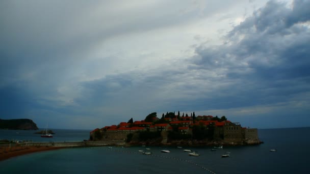 Νησί του Sveti Stefan του εδάφους, γκρο πλαν του νησιού το απόγευμα. — Αρχείο Βίντεο