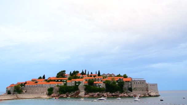Isla de Sveti Stefan, primer plano de la isla por la tarde . — Vídeo de stock