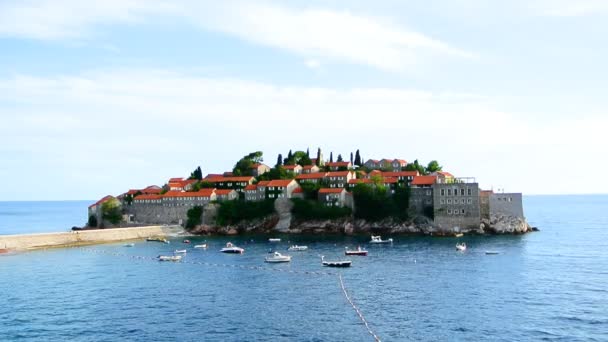 Eiland van Sveti Stefan, Montenegro, close-up van het eiland in de middag. — Stockvideo