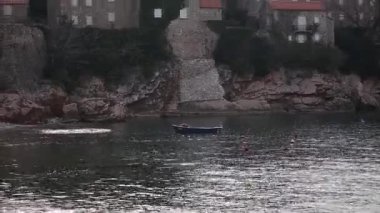 Ada, Sveti Stefan, öğleden sonra adanın yakın çekim.