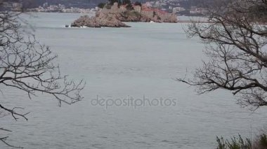 Sveti Stefan Adası, görünümü Crvena Glavica plaj. Mont