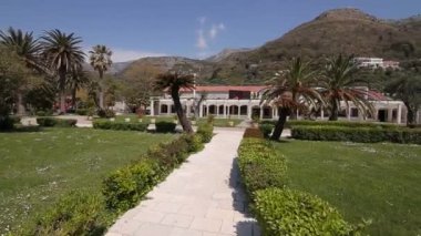 Adanın önünde park Sveti Stefan bölge. M