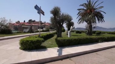 Adanın önünde park Sveti Stefan bölge. M