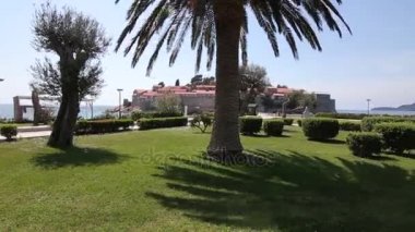 Adanın önünde park Sveti Stefan bölge. M