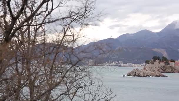 Wyspa Świętego Stefana, widok z plaży Crvena Glavica. Mont — Wideo stockowe
