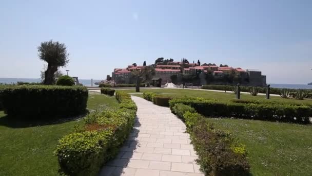 Na území parku Sveti Stefan před ostrovem. M — Stock video