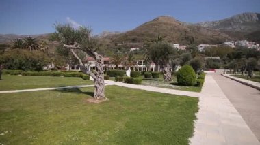 Adanın önünde park Sveti Stefan bölge. M