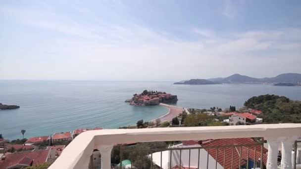 Isla de Sveti Stefan, primer plano de la isla por la tarde . — Vídeo de stock