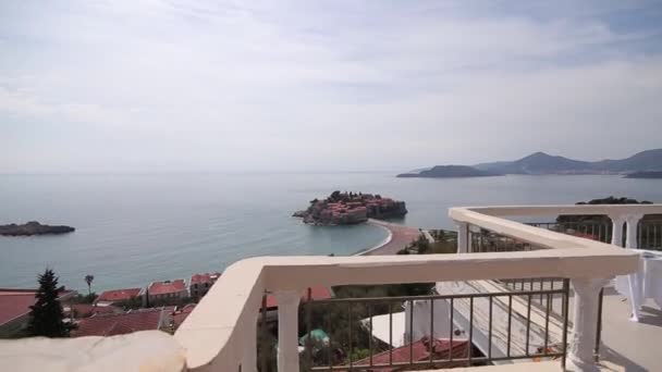 Ada, Sveti Stefan, öğleden sonra adanın yakın çekim. — Stok video